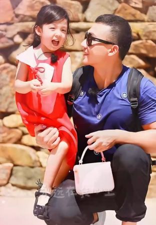 ▲《爸爸去哪兒》小泡芙暴風抽高！　劉畊宏隔8年神還原：當然抱得動。（圖／翻攝自劉畊宏小紅書）