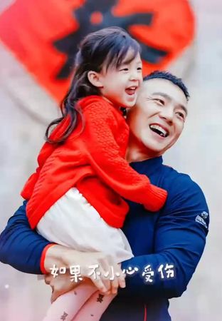 ▲《爸爸去哪兒》小泡芙暴風抽高！　劉畊宏隔8年神還原：當然抱得動。（圖／翻攝自劉畊宏小紅書）