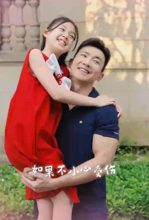 ▲《爸爸去哪兒》小泡芙暴風抽高！　劉畊宏隔8年神還原：當然抱得動。（圖／翻攝自劉畊宏小紅書）