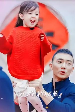 ▲《爸爸去哪兒》小泡芙暴風抽高！　劉畊宏隔8年神還原：當然抱得動。（圖／翻攝自劉畊宏小紅書）