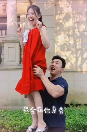 ▲《爸爸去哪兒》小泡芙暴風抽高！　劉畊宏隔8年神還原：當然抱得動。（圖／翻攝自劉畊宏小紅書）