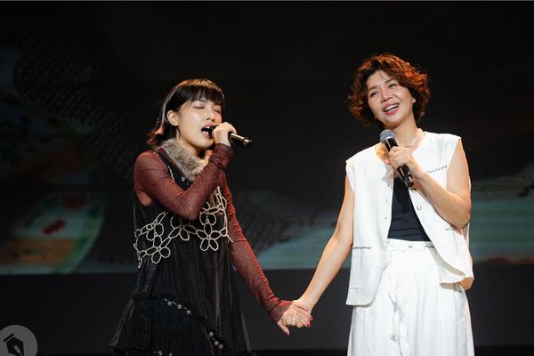 ▲▼怡岑（左）邀來于子育合唱。（圖／薩泰爾提供）