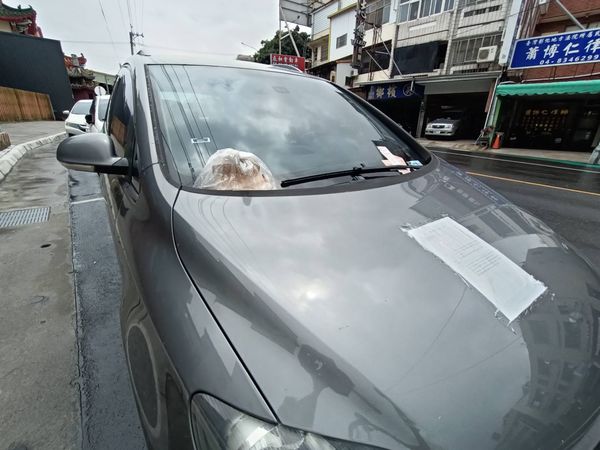 ▲員林市員林家商旁一輛深灰色福斯轎車停車半年從未移動。（圖／記者唐詠絮攝）