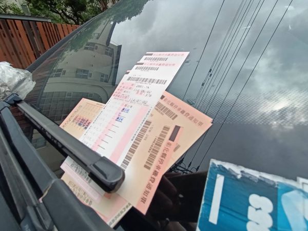 ▲員林市員林家商旁一輛深灰色福斯轎車停車半年從未移動。（圖／記者唐詠絮攝）