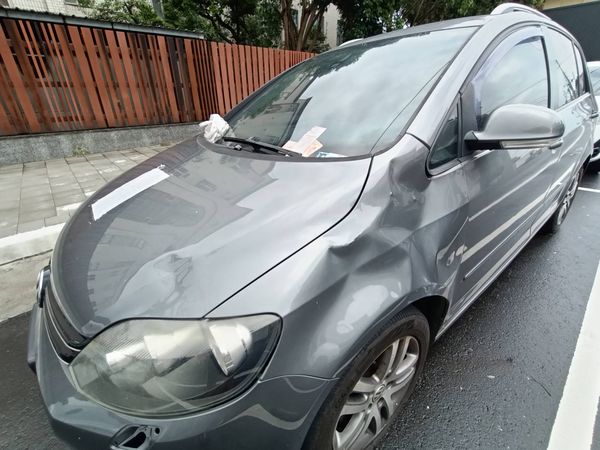 ▲員林市員林家商旁一輛深灰色福斯轎車停車半年從未移動。（圖／記者唐詠絮攝）