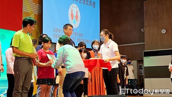 ▲中華天使兒童村協會溫暖捐助。（圖／記者楊晨東翻攝）