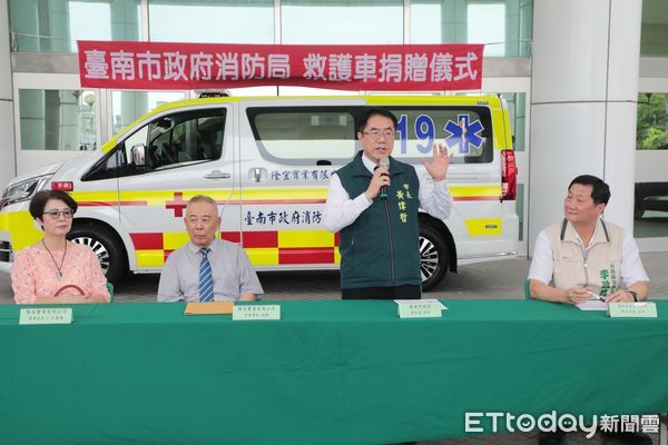 ▲隆宜實業有限公司捐贈全新救護車予市府，市長黃偉哲代表受贈並致謝李瑞祺董事長伉儷。（記者林東良翻攝，下同）