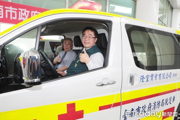 ▲隆宜實業有限公司捐贈全新救護車予市府，市長黃偉哲代表受贈並致謝李瑞祺董事長伉儷。（記者林東良翻攝，下同）