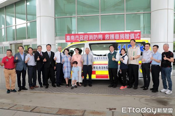 ▲隆宜實業有限公司捐贈全新救護車予市府，市長黃偉哲代表受贈並致謝李瑞祺董事長伉儷。（記者林東良翻攝，下同）
