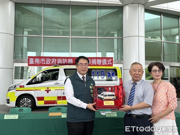 ▲隆宜實業有限公司捐贈全新救護車予市府，市長黃偉哲代表受贈並致謝李瑞祺董事長伉儷。（記者林東良翻攝，下同）