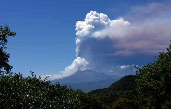 ▲▼義大利西西里島埃特納火山爆發。（圖／路透）