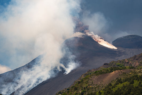 ▲▼義大利西西里島埃特納火山爆發。（圖／路透）