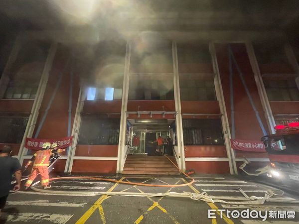 ▲新北雙溪區公所夜間竄火煙。（圖／記者郭世賢翻攝）