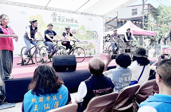 ▲桃園市體育局今天舉辦「霄裡好風光，運動樂悠遊！」啟動記者會，副市長王明鉅（左中）與市議員楊朝偉（左二）、許家睿、段樹文（右二）與體育局長許燕輝（右一）等人騎乘自行車登台。（圖／市府體育局提供）