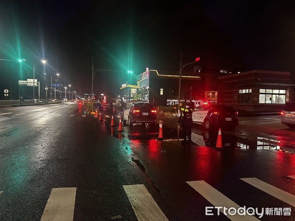 ▲▼高雄又有死亡車禍！機車、腳踏車擦撞　21歲騎士撞安全島亡。（圖／記者賴文萱翻攝）
