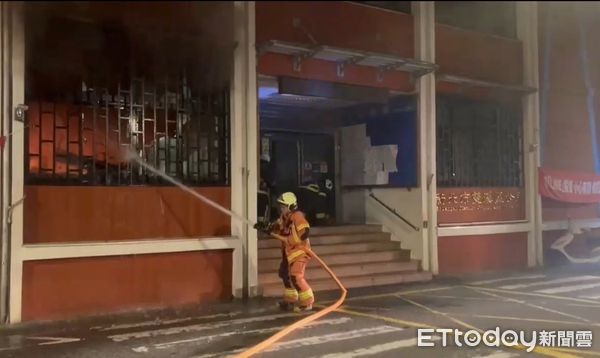 ▲新北雙溪區公所夜間竄火煙。（圖／記者郭世賢翻攝）