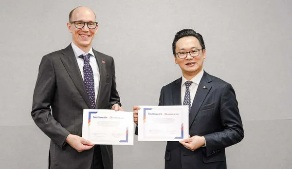 ▲右起華航總經理陳漢銘與西南航空營運長華特森（Andrew Watterson)共同簽署兩航合作宣誓書。（圖／華航提供）