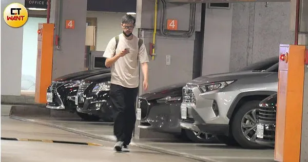 前輩送暖1／爆閃兵後登台演出…陳大天深夜「開車跟曾國城進豪宅」