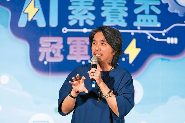 教育部次長葉丙成日前才因捲入性平事件遭調查，如今又遭人投訴未利益迴避、涉嫌圖利。圖為他現身2024「AI素養盃」總決賽頒獎。（AI素養盃主辦單位提供）