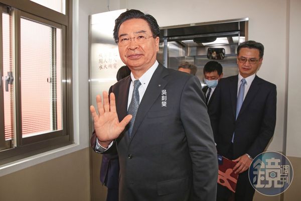 國安會祕書長吳釗燮擔任外交部長時的祕書何仁傑遭吸收成為共諜，檢調釐清外洩資料，全面防堵中共滲透。