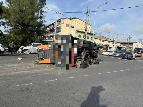 ▲埤頭鄉斗苑東路大貨車急煞翻覆。（圖／民眾提供）