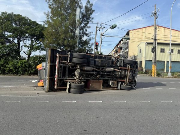 ▲埤頭鄉斗苑東路大貨車急煞翻覆。（圖／民眾提供）
