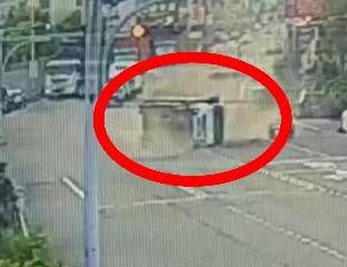 ▲埤頭鄉斗苑東路大貨車急煞翻覆。（圖／民眾提供）