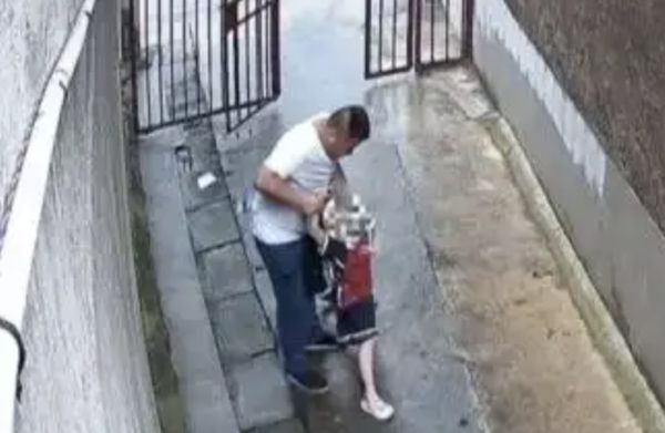 ▲▼強拖6歲女童進小巷！陸男被捕後竟只「拘留15天」。（圖／翻攝微博）