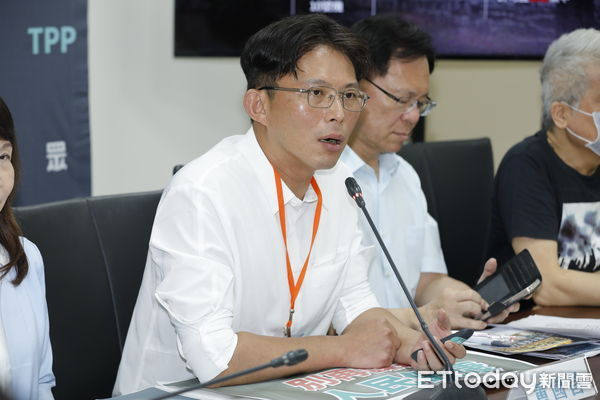 ▲▼立法案民眾黨團由總召黃國昌、副總召張啟楷、立委陳昭姿共同召開「無照狂燒黑煤，誰在謀殺人民健康」記者會，中南部多個環團代表也一同與會，希望可以修空汙法。（圖／記者湯興漢攝）