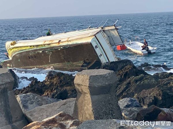 ▲▼      「龍富盛」於澎湖花嶼東岸際發生擱淺       。（圖／記者陳洋翻攝）