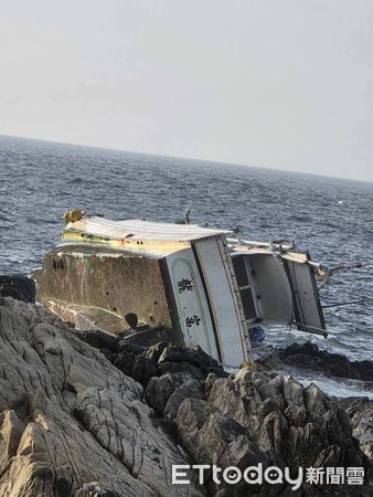 ▲▼      「龍富盛」於澎湖花嶼東岸際發生擱淺       。（圖／記者陳洋翻攝）