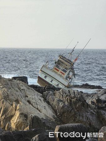 ▲▼      「龍富盛」於澎湖花嶼東岸際發生擱淺       。（圖／記者陳洋翻攝）