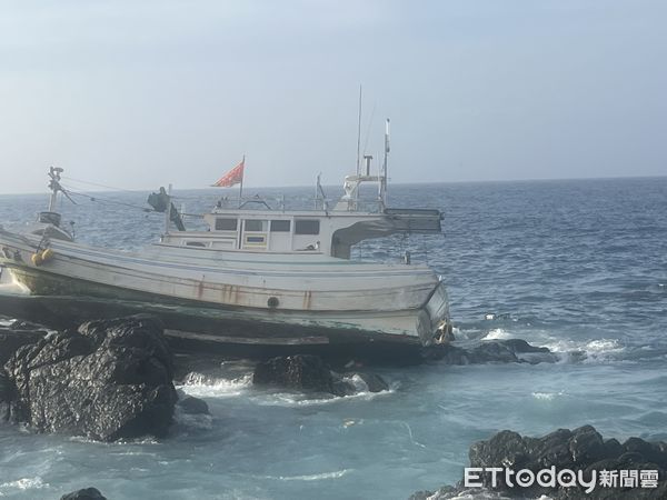 ▲▼      「龍富盛」於澎湖花嶼東岸際發生擱淺       。（圖／記者陳洋翻攝）