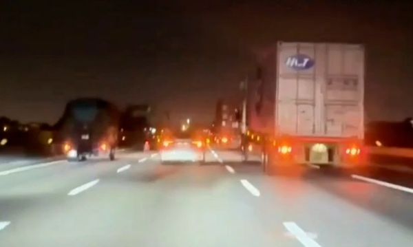 ▲機車騎士未戴安全帽誤闖國道一路蛇行狂飆。（圖／翻攝自社會事新聞影音）