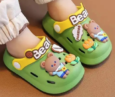 ▲▼陸網拍兒童拖鞋遭驗增塑劑超509倍。（圖／翻攝自微博）