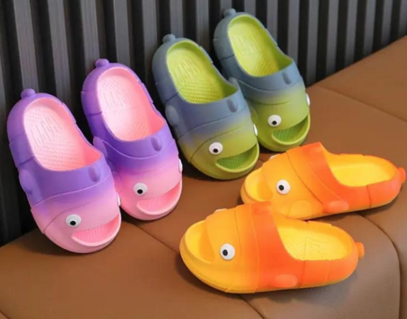 ▲▼陸網拍兒童拖鞋遭驗增塑劑超509倍。（圖／翻攝自微博）