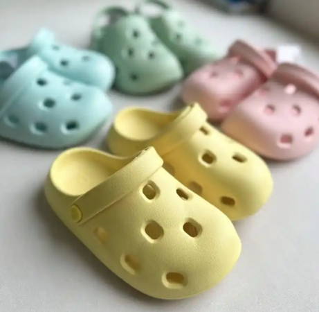 ▲▼陸網拍兒童拖鞋遭驗增塑劑超509倍。（圖／翻攝自微博）