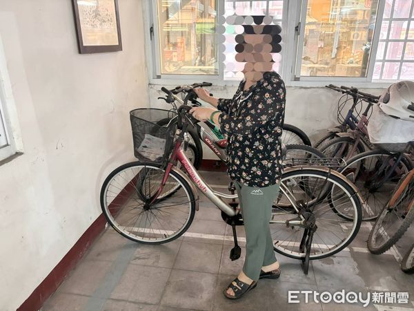 ▲陳姓婦人領回自己借來的腳踏車             。（圖／記者陳崑福翻攝）