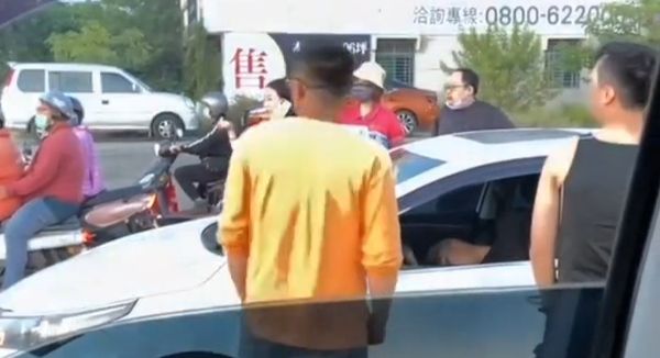 ▲32歲林姓男子清晨昏睡車內，警方查獲其酒測值超標，依法送辦。（圖／翻攝自社會事新聞影音）
