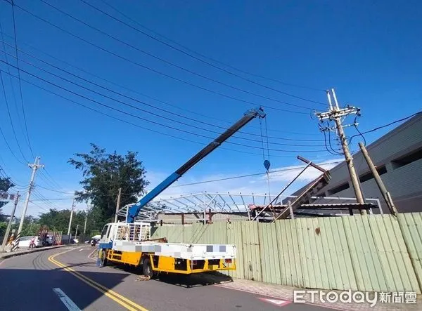 ▲吊車在吊運鋼鐵不慎踫勾到上方電線。（圖／楊梅警分局提供、下同）