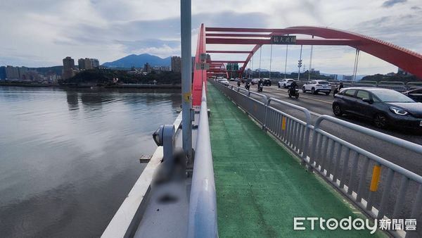 ▲▼警方在關渡橋下找到黃男包包，警消搜救艇在橋下搜索             。（圖／記者陳以昇翻攝）