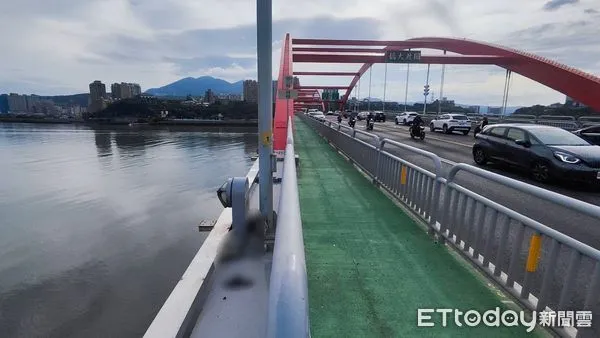 ▲▼警方在關渡橋下找到黃男包包，警消搜救艇在橋下搜索             。（圖／記者陳以昇翻攝）