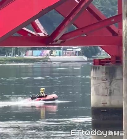▲▼警方在關渡橋下找到黃男包包，警消搜救艇在橋下搜索             。（圖／記者陳以昇翻攝）