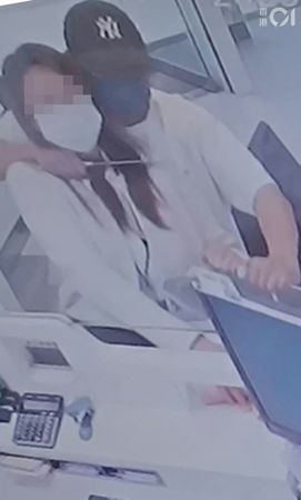 ▲▼刀架女行員脖子！港男搶銀行劫走148萬元。（圖／翻攝香港01）