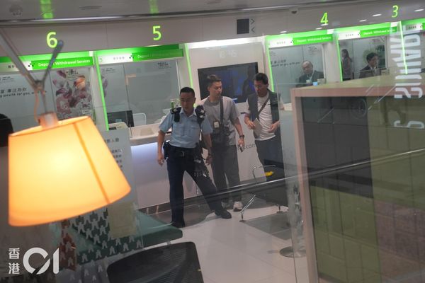 ▲▼刀架女行員脖子！港男搶銀行劫走148萬元。（圖／翻攝香港01）