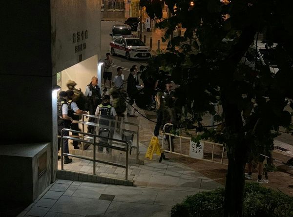 ▲▼刀架女行員脖子！港男搶銀行劫走148萬元。（圖／翻攝香港01）