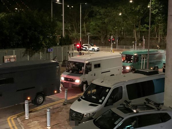 ▲▼刀架女行員脖子！港男搶銀行劫走148萬元。（圖／翻攝香港01）