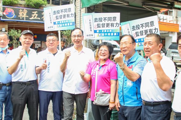▲朱立倫陪同國民黨立委林德福掃街拜票。（圖／國民黨提供）