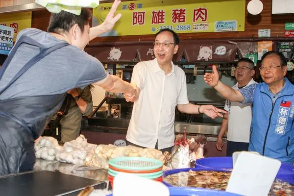 ▲朱立倫陪同國民黨立委林德福掃街拜票。（圖／國民黨提供）