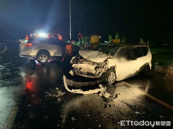 ▲台南後壁南80線2日晚間發生兩車對撞車禍，現場車體嚴重毀損，釀3死悲劇。（記者林東良翻攝，下同）